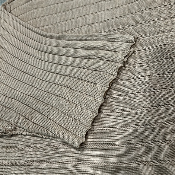 Boutique raw edge Wide ribbed sweater- L - Picture 7 of 7